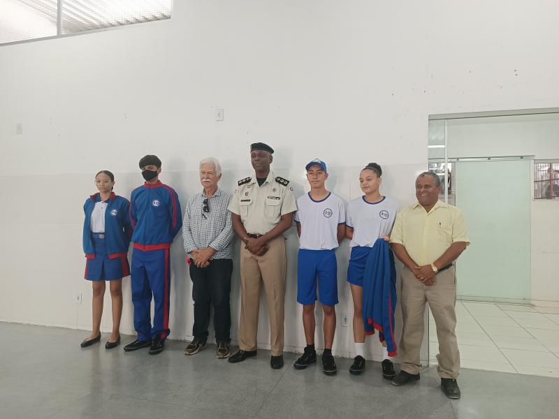 Prefeitura de Brumado realiza entrega de fardamento para escolas cívico-militares