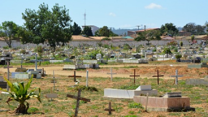 Conquista: Superlotado, cemitério tem enterros em área que passa carros