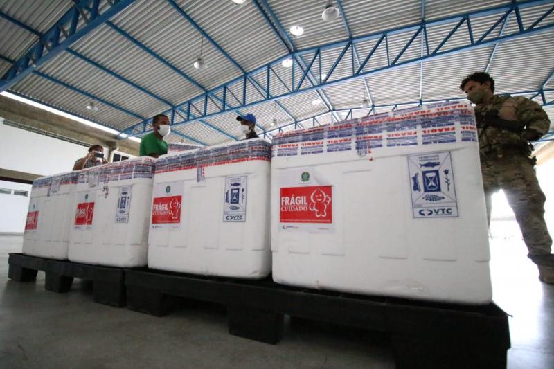 Bahia recebe lote com 119.500 doses da vacina de Oxford