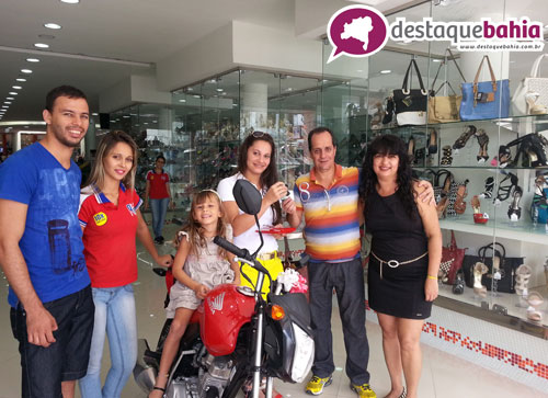 Real Calçados Loja 01 entrega moto para ganhadora da promoção de Fim de Ano