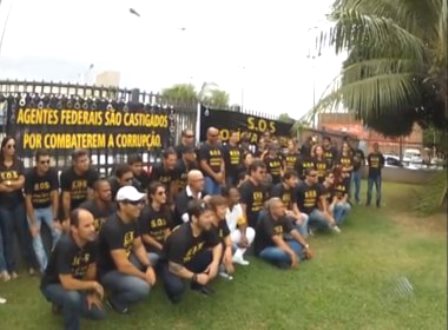 Agentes da PF protestam em frente à sede em Salvador