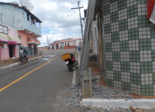 Carreta colide em poste e rede elétrica fica comprometida