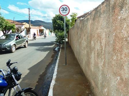Placas de sinalização continuam sendo instaladas no meio das calçadas