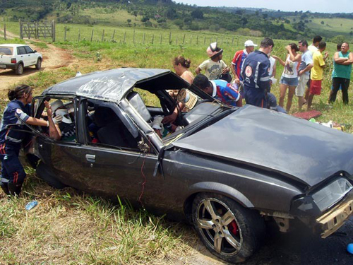 Cinco pessoas ficam feridas em acidente na BR-101