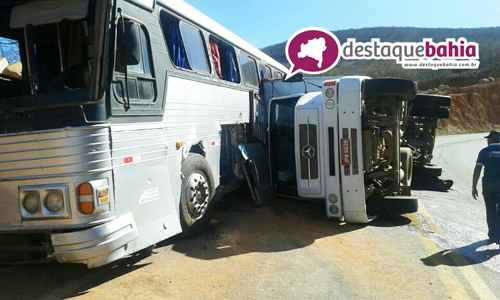 Caminhão tomba após atingir ônibus de acidente anterior que está há dez dias no local