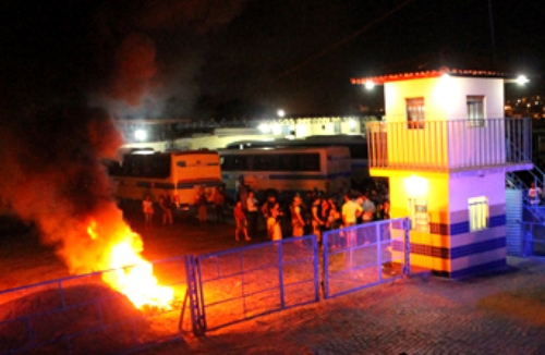 Revoltados com a paralisação passageiros atearam fogo em lixo na garagem da Novo Horizonte