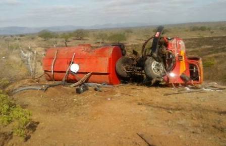 Cansanção: Caminhão que levava água para povoado quebra ao meio