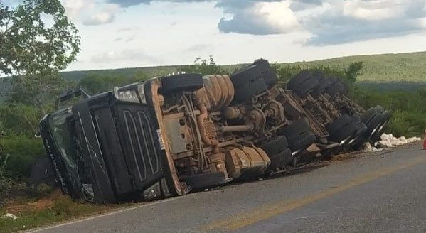 Motorista perde o controle e carreta tomba na BR-430, no trecho Caetité Igaporã