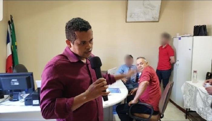 Vídeo: Após ser afastado do cargo, Presidente da Câmara tenta agredir equipe de reportagem em Rio do Antônio