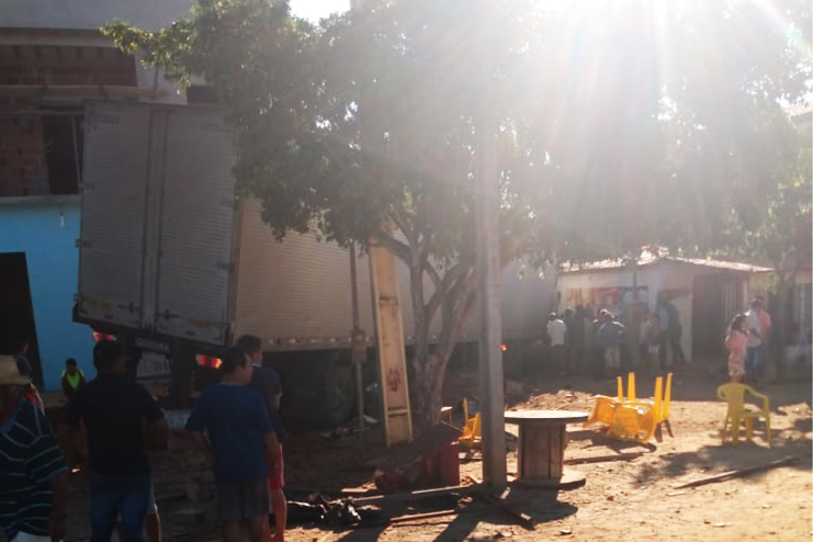 Caminhão perde controle, invade casa e deixa pelo menos três vítimas fatais entre Caetité e Brumado