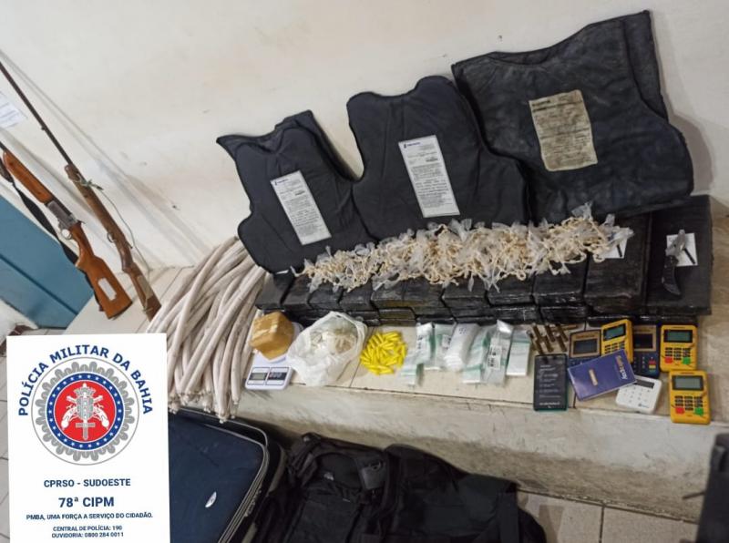 Explosivos e 32 kg de maconha são localizados em imóvel