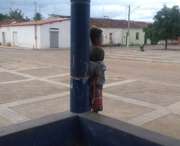 Revoltados com assaltos frequentes, moradores amarram bandido na praça central do distrito de Umburanas