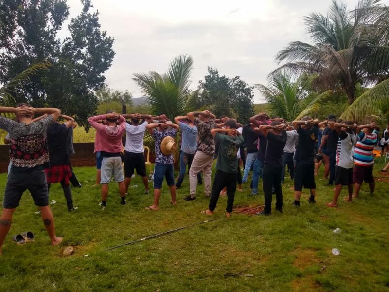 Brumado: Festa com drogas, bebidas alcoólicas e som alto é encerrada pela PM no Povoado da Lagoa do Arroz