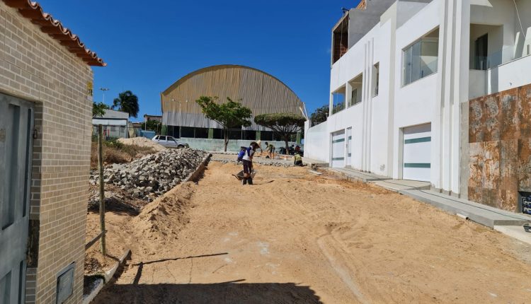 Prefeitura de Aracatu realiza mais uma obra para solucionar alagamentos em ruas