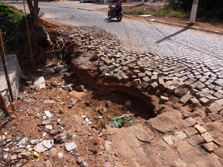 BURACO ENORME SE TORNA UM RISCO PARA MOTORISTAS E PEDESTRES NO BAIRRO SANTA TEREZA