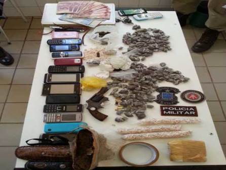 Maracás: Mãe e filha são presas com mais de 550 pedras de crack