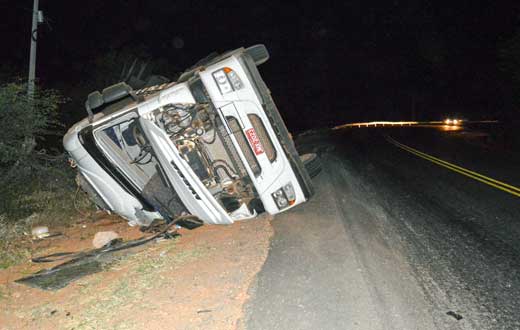 Carreta com cigarros contrabandeados tomba próximo a Caetité