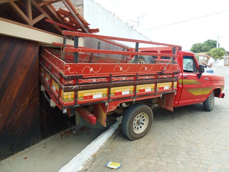 Caminhonete desgovernada atinge portão de residência no Bairro São Félix