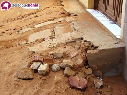 Rua sem pavimentação no Bairro Centenário  causa revolta em idosa