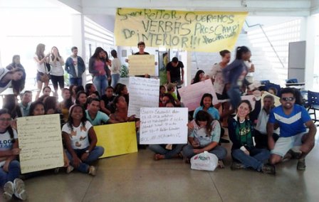 Alunos ocupam campus da UNEB em greve de advertência
