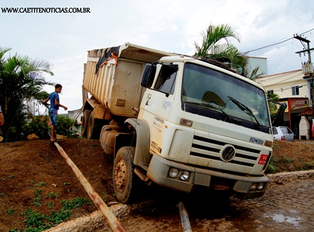Caçamba com placa policial de Brumado invade praça e provoca estragos.