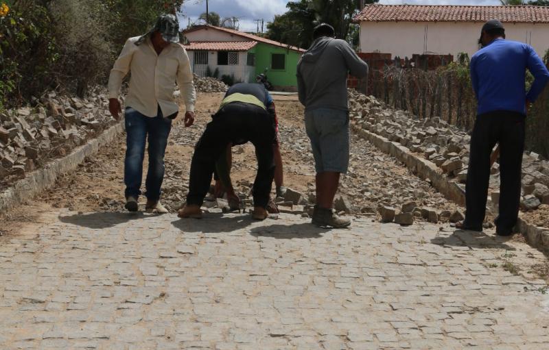 Prefeitura de Aracatu inicia obra para solucionar alagamentos na Rua Rufino Coqueiro