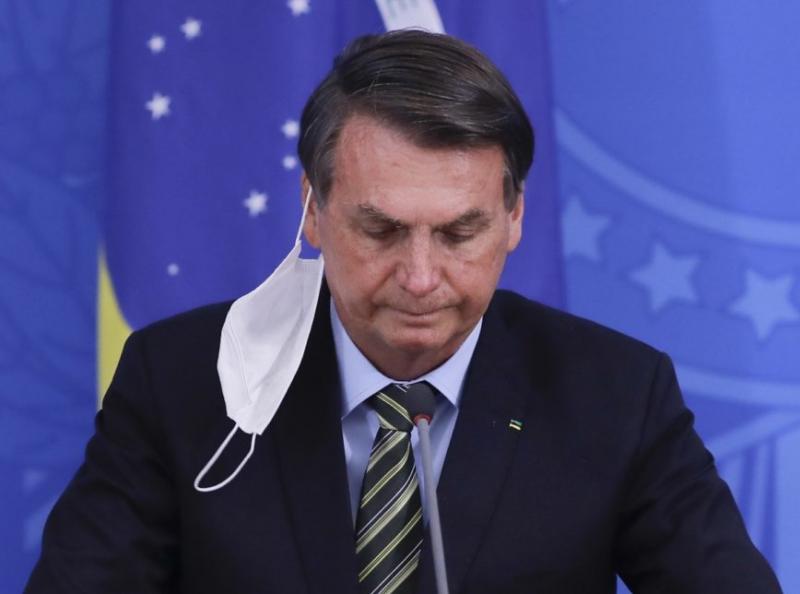 Em Lei, Bolsonaro veta a obrigatoriedade de máscaras em estabelecimentos comerciais, industriais, templos religiosos e demais locais fechados 