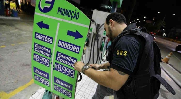 Ao se aproveitar da falta de combustíveis e vender gasolina a R$ 8,99; posto é fechado e multado pelo PROCON - PE