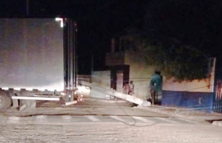 Bairros de Brumado ficam sem energia após caminhão derrubar poste
