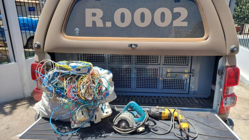 Polícia militar apreender fio de cobre e ferramentas sem comprovação adequada