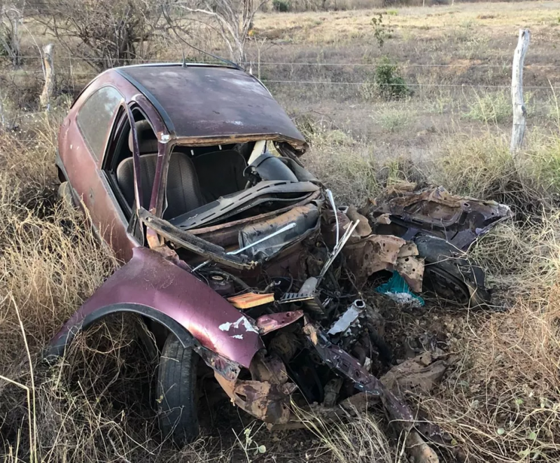 Homem morre após acidente entre carro de passeio e caminhão em Paramirim