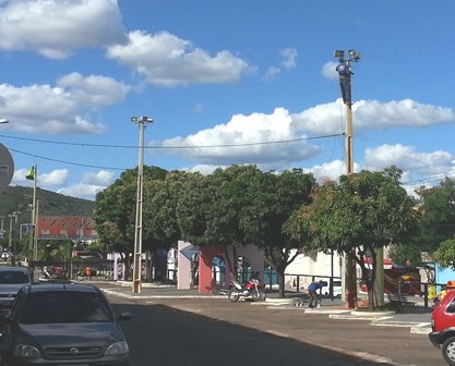 Refletores e camarote começam a ser instalados para o Carnabrumado