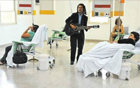 CANTOR E COMPOSITOR LIVRAMENTENSE LEVA MÚSICA PELA VIDA À PACIENTES DE HOSPITAL EM BRASÍLIA