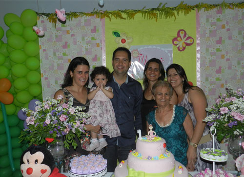 Família e amigos comemoram o aniversário de Marjorie