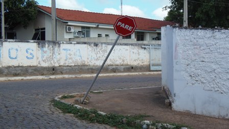 Ação de vândalos contribui para  diminuir sinalização de trânsito na cidade  