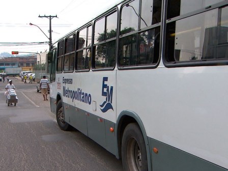 Simões Filho: Jovem de 19 anos cai de porta traseira de ônibus e morre