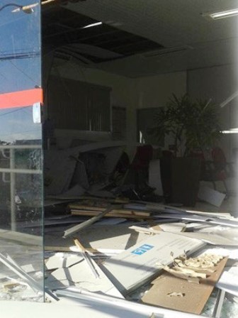 Grupo explode caixas eletrônicos em bancos em cidades do interior