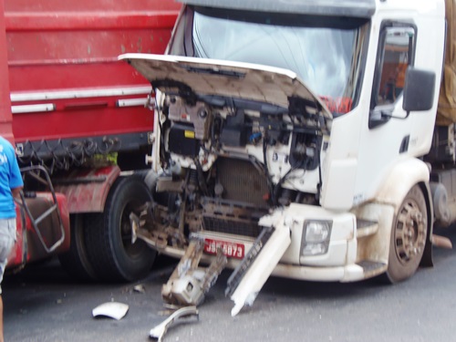 Acidente envolvendo caminhão e carreta no centro da cidade