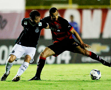Vitória abre 2 a 0, mas permite empate do Goiás e segue na zona