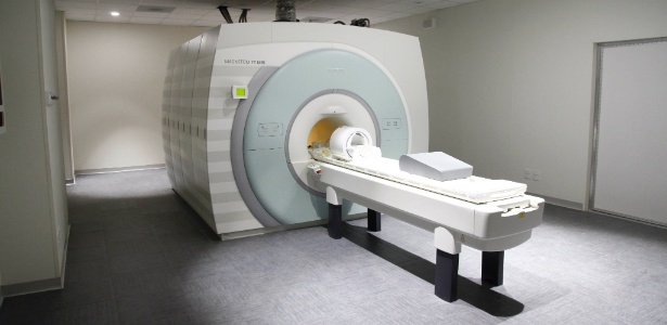 Homem morre após ficar preso em máquina de ressonância magnética