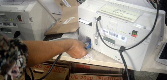 Urnas eletrônicas começam a ser equipadas para eleições na Bahia