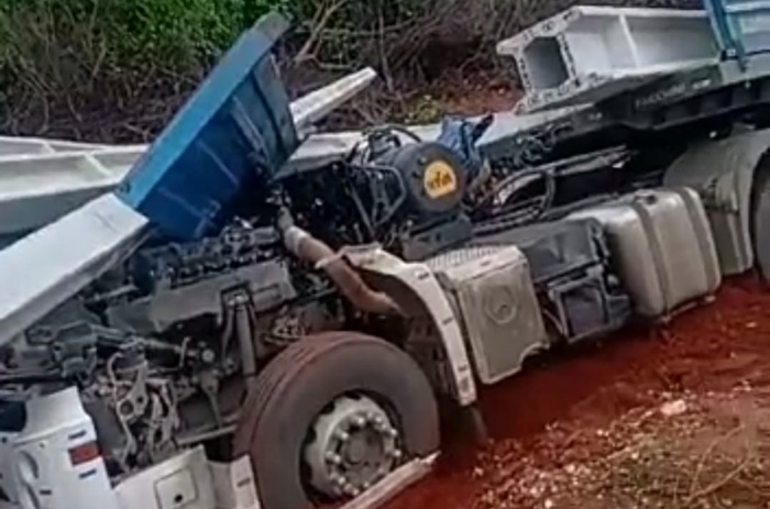 Após acidente na BA-156 em Macaúbas, cabine fica totalmente destruída e motorista brumadense sai ileso 