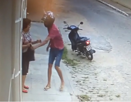 Brumado: Homem é flagrado por câmeras assaltando no centro, se apresenta a delegacia e é liberado