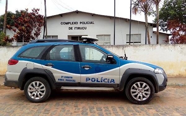 Homem armado invade delegacia, deixa carcereiro em cela e mata preso em Itiruçu 