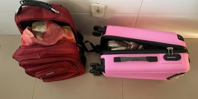 Grande quantidade de droga foi apreendida pela polícia em ônibus na Ba-242