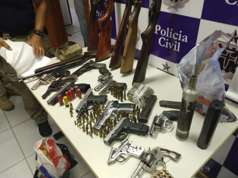 Megaoperação apreende 54 armas e captura seis criminosos em Feira de Santana