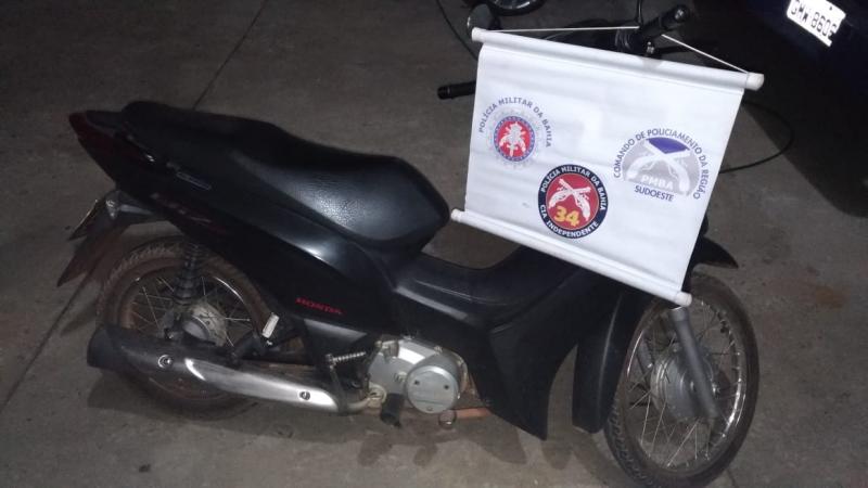 Brumado: Homem é flagrado por câmeras assaltando no centro, se apresenta a delegacia e é liberado