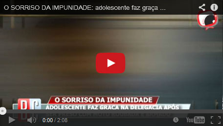 VÍDEO: adolescente faz graça na delegacia após ser preso com moto roubada e armado