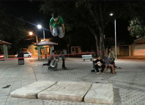 Jovens utilizam praças públicas para prática de esporte