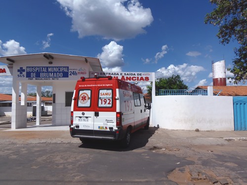 Homem leva duas mulheres para o motel e passa mal 